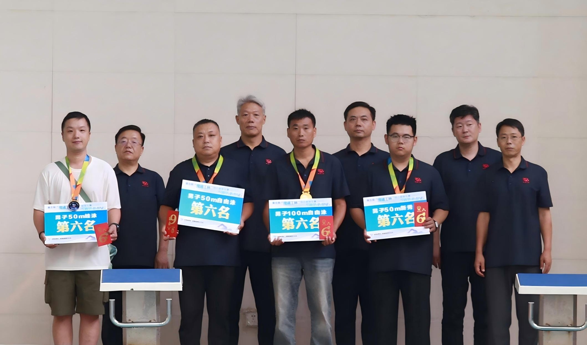 1782714901179442.jpg 03公司总工程师杨祥强为荣获个人项目第六名的:正华电讯公司侯宇鹏、鹤壁分公司田青华、鹤壁分公司赵有光、计划财务部任诚彦颁奖表彰.JPG