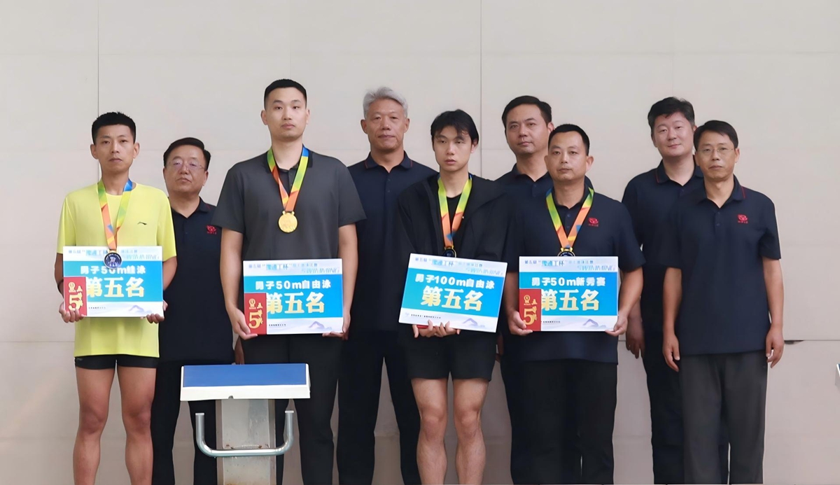 1782714951254317.jpg 04公司总工程师杨祥强为荣获个人项目第五名的:第一工程公司谢潇剑、第四工程公司崔世纪、正华电讯公司董佳艺、周口分公司李岩颁奖表彰.JPG