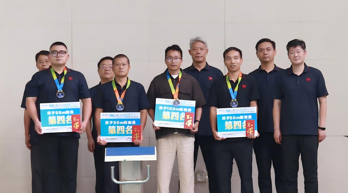 1782714964497146.jpg 05公司工会主席、副总经理彦祺为荣获个人项目第四名的:信阳分公司倪国宝、鹤壁分公司张富喜、商丘分公司周自好、研发中心潘博博颁奖表彰.JPG