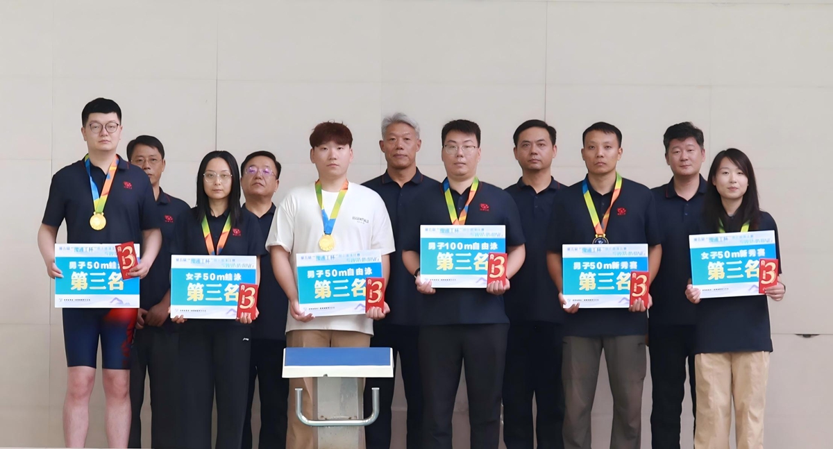 1782714976744105.jpg 06公司工会主席、副总经理彦祺为荣获个人项目第三名的:研发中心海天阳、平顶山分公司朱筱萌、正华电讯公司刘云龙、政企业务部贾其林、新乡分公司靳丰、南阳分公司王朝阳颁奖表彰.JPG