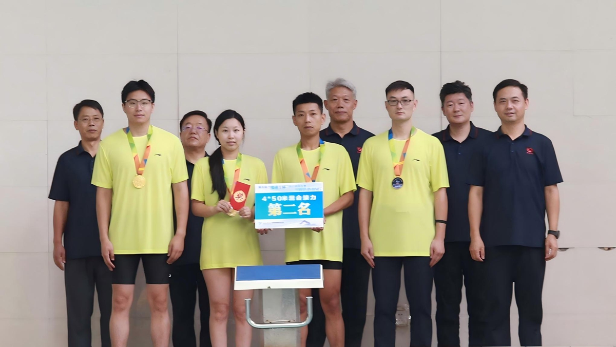1782715072401056.jpg 10公司副总经理张大亮为荣获4×50米团体接力赛第二名的第三分工会颁奖表彰.JPG