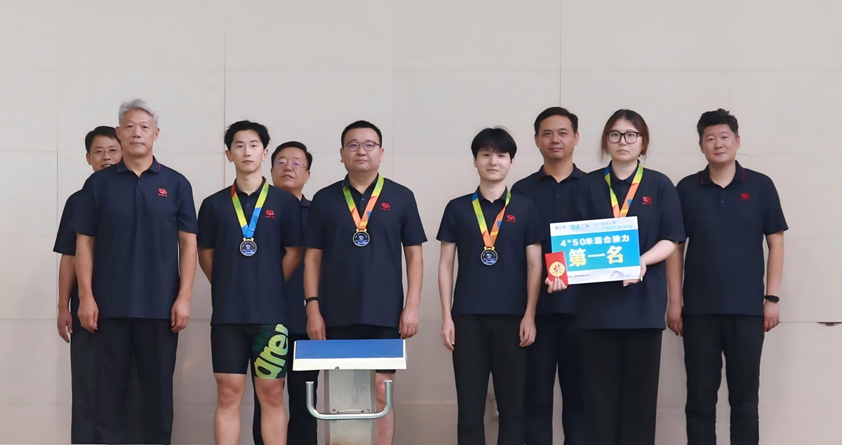 1782715085912833.jpg 11公司党委书记、总经理李子宪为荣获4×50米团体接力赛第一名的第二分工会1队颁奖表彰.JPG